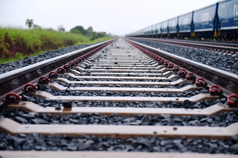 A ferrovia é único meio viável para transporte de minério de ferro localizado no sudeste do Piauí (Foto: Ricardo Botelho/MInfra)